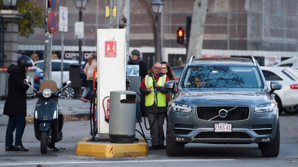 Mai multe țări din Asia și din Europa au luat măsuri pentru a limita efectele creşterii prețului petrolului