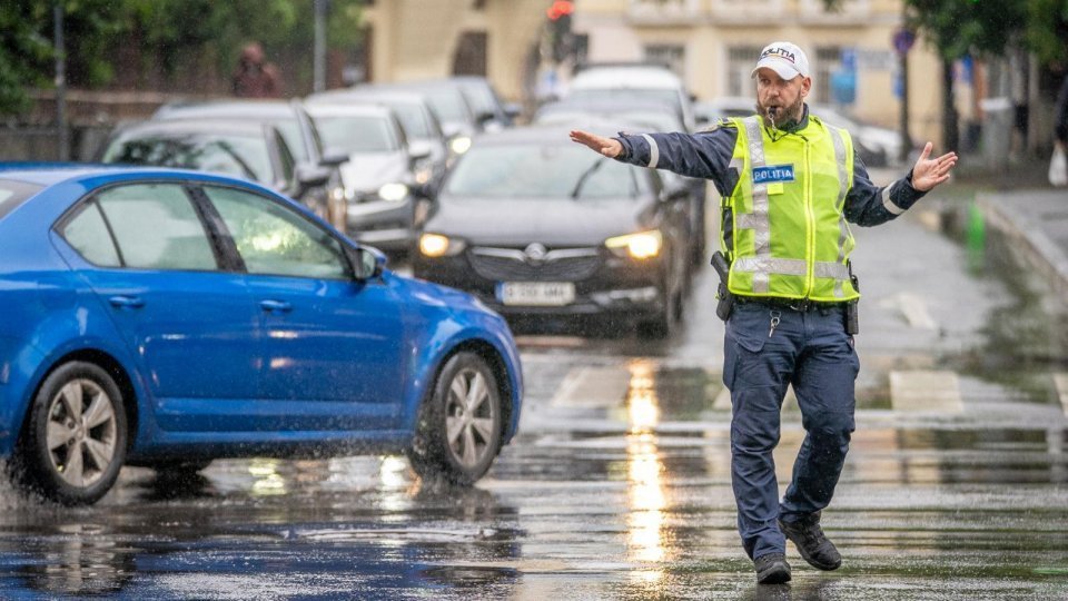 Infotrafic: Vizibilitate redusă sub 50 de metri și risc de polei