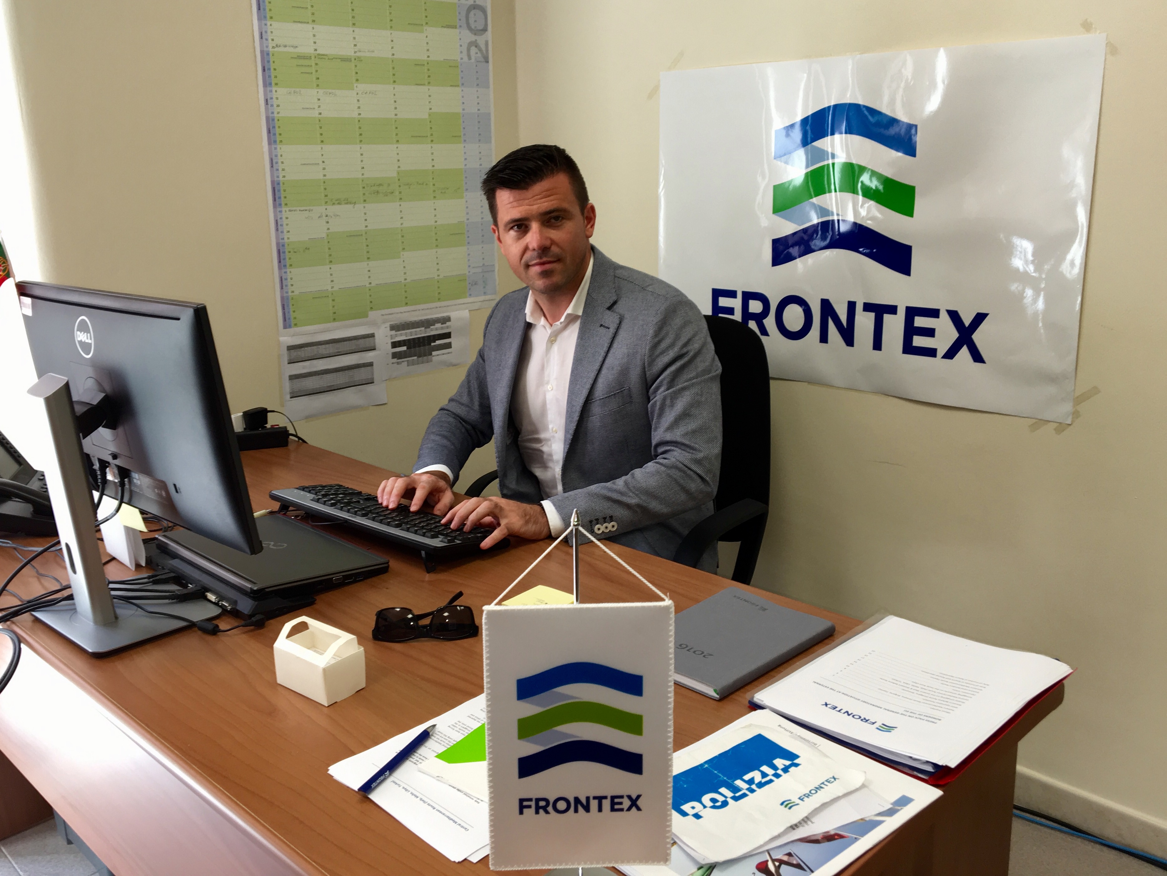 Florea Ganea, Ofiter coordonator &icirc;n cadrul Sectorului Frontiere Maritime al Agenției Frontex, manager de proiect la operatiunea Triton 2016 se află &icirc;n această perioadă &icirc;n Sicilia, la Catania.