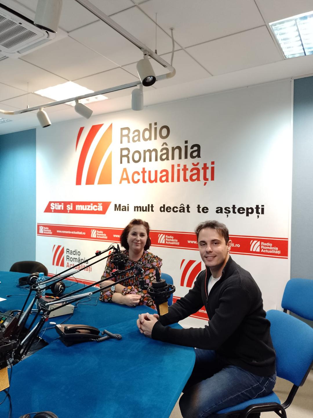 Vlad Vizireanu, în studioul Românilor de pretutindeni, alături de Amalia Bojescu, realizatoarea emisiunii.