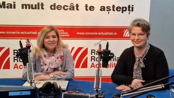 Ramona Bodescu (dreapta), în studioul Românilor de pretutindeni, alături de realizatoarea emisiunii, Luminița Voinea.