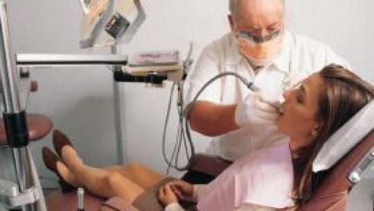 Mai puţin de jumătate dintre românii care merg la stomatolog o fac pentru un control de rutină
