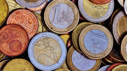 România nu îndeplineşte condiţiile pentru trecerea la moneda euro, a anunţat CE