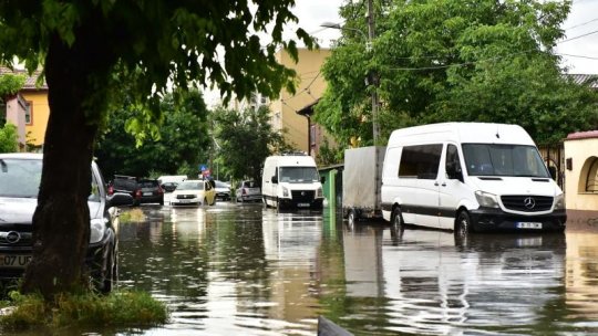 Bucureşti: Mai multe străzi inundate în urma unei ploi torențiale