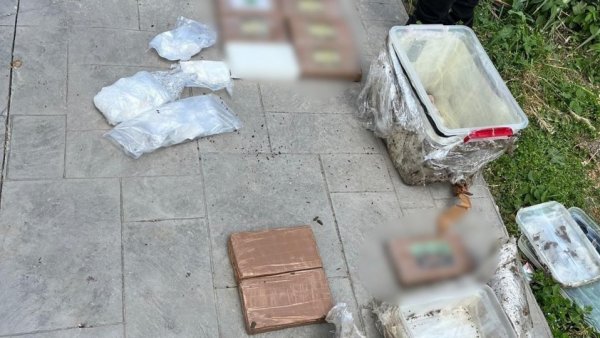 Doi bărbați care vindeau droguri în Constanța au fost arestați preventiv