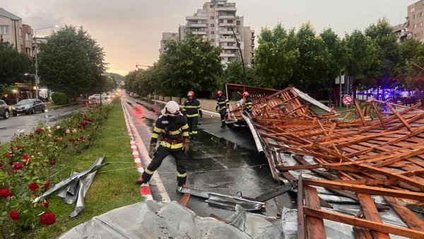Cod roșu de vreme rea în Hunedoara: Mai multe mașini și acoperișuri de bloc, avariate