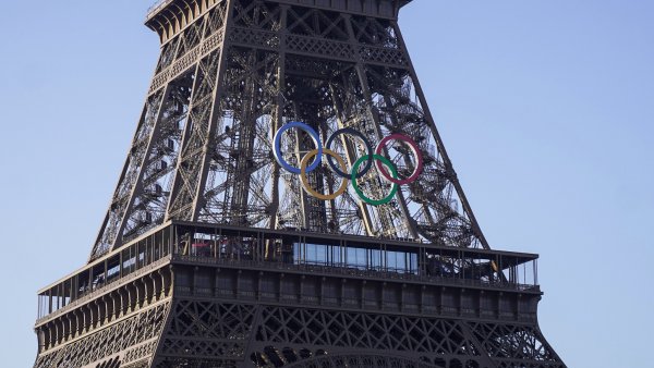 Cercurile olimpice veghează de pe Turnul Eiffel