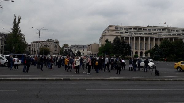 Câteva mii de pensionari din armată au protestat astăzi în capitală