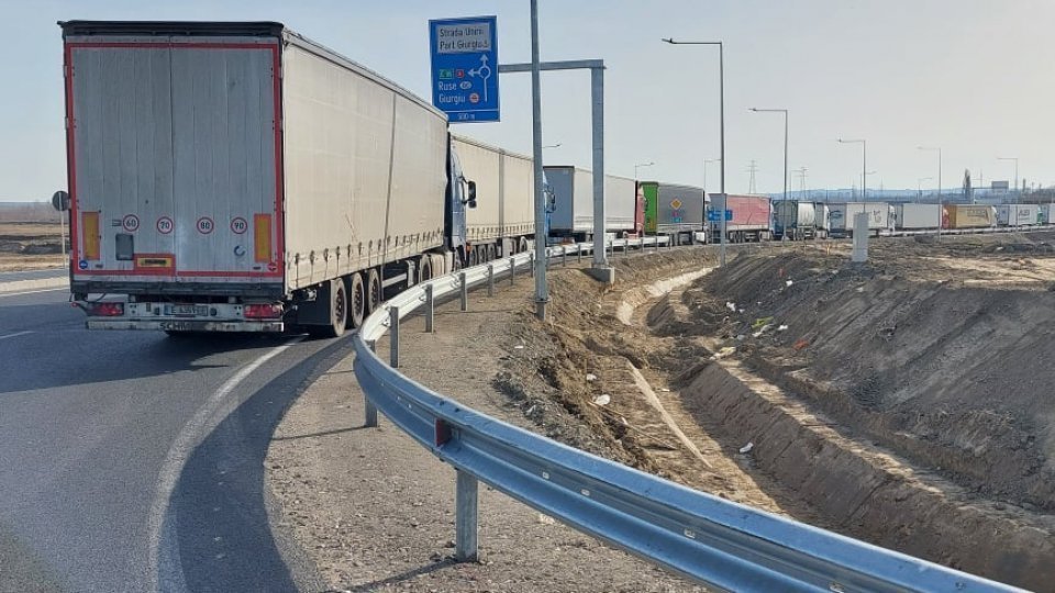 Camioanele care ies din ţară pe la Giurgiu au de aşteptat două ore pentru controlul de frontieră
