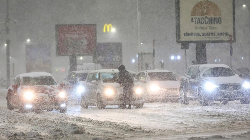 Condiţiile meteo au dat peste cap cursurile şcolare şi circulaţia auto, feroviară şi aeriană
