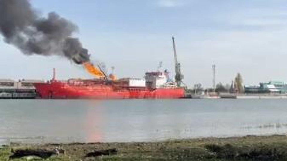 După ce o navă de pe malul ucrainean al Dunării a fost lovită de o dronă, 15 persoane au fost evacuate din satul tulcean Plauru