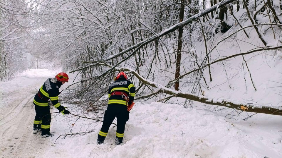 Ninsorile şi viscolul au provocat probleme în 32 de localităţi din 15 judeţe şi în Bucureşti