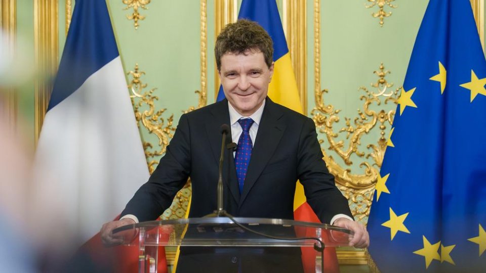 VIDEO: Preşedintele României, primit de omologul său francez, la Palatul Élysée