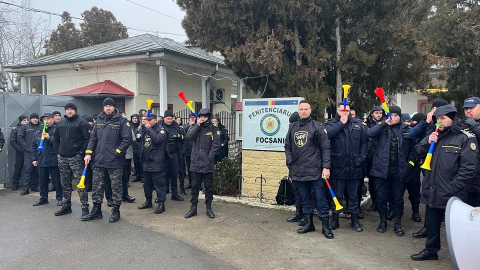 Poliţiştii de penitenciar au continuat protestele