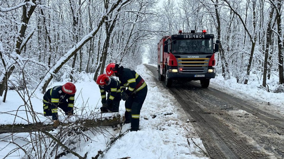 UPDATES: Drumuri închise și zboruri întârziate din cauza viscolului