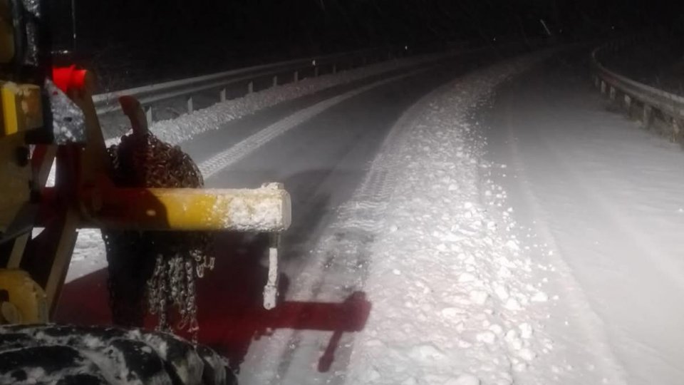 Drumuri închise, avioane deviate, cursuri suspendate în școli