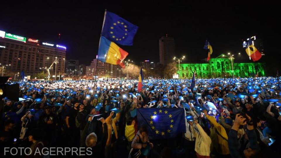 O inimă imensă din coli de hârtie formată de participanții la mitingul pro-european din București