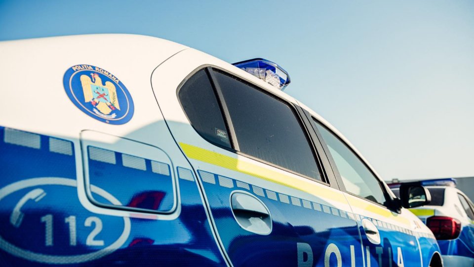 Șapte persoane care erau date în urmărire au fost aduse în țară de Poliția Română