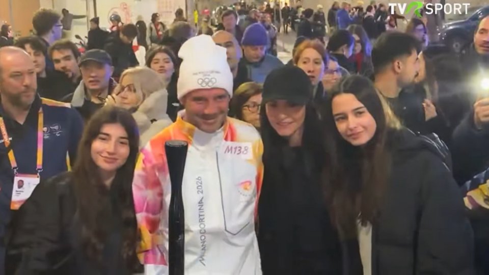 VIDEO JO 2026: Cristian Chivu a purtat torța olimpică, pe străzile din Milano