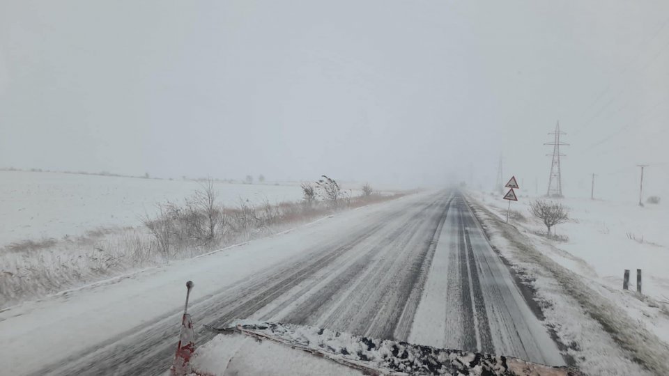 Traficul rutier şi cel aerian au fost perturbate în mai multe zone ale ţării