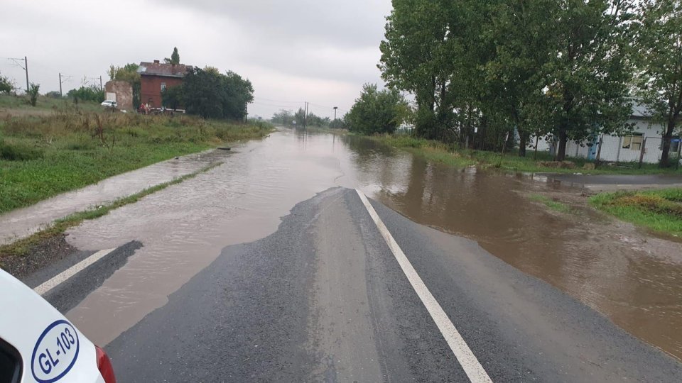 Cod galben de inundaţii pe râuri din cinci judeţe