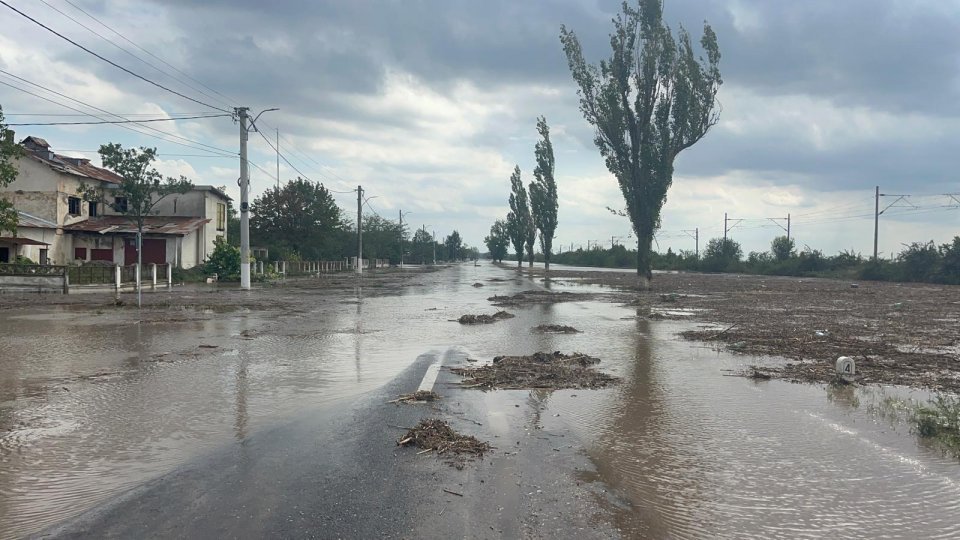Precipitaţii şi scurgeri de pe versanţi în mai multe bazine hidrografice din judeţele Dolj şi Gorj