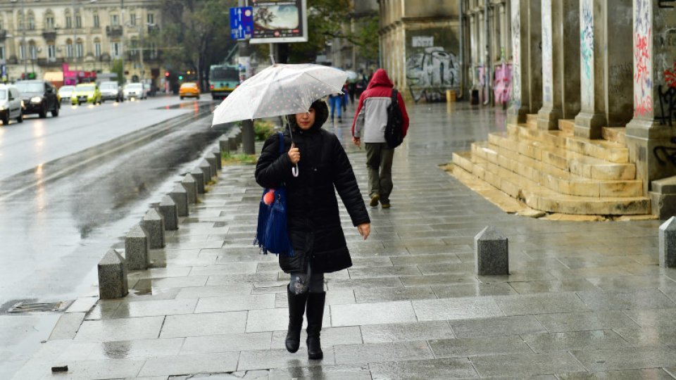 Ninsori, începând de miercuri seara, în peste jumătate din ţară