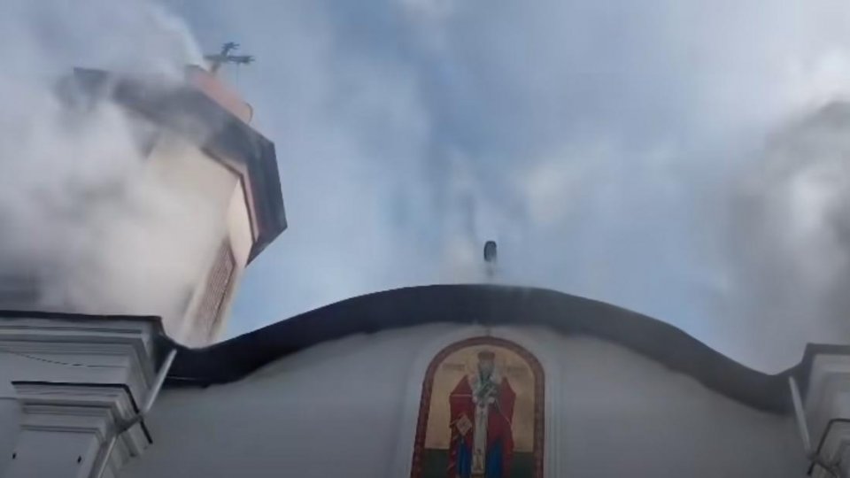 VIDEO: Incendiu puternic la biserica din Puchenii Mari, monument istoric