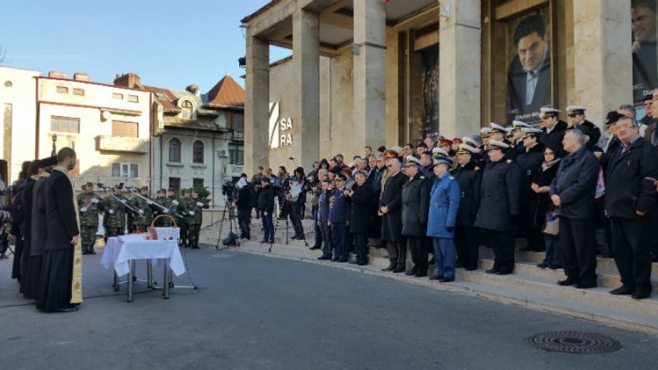 Ceremonie militară şi religioasă la monumentul din faţa Sălii Radio, în memoria eroilor din 22 decembrie 1989