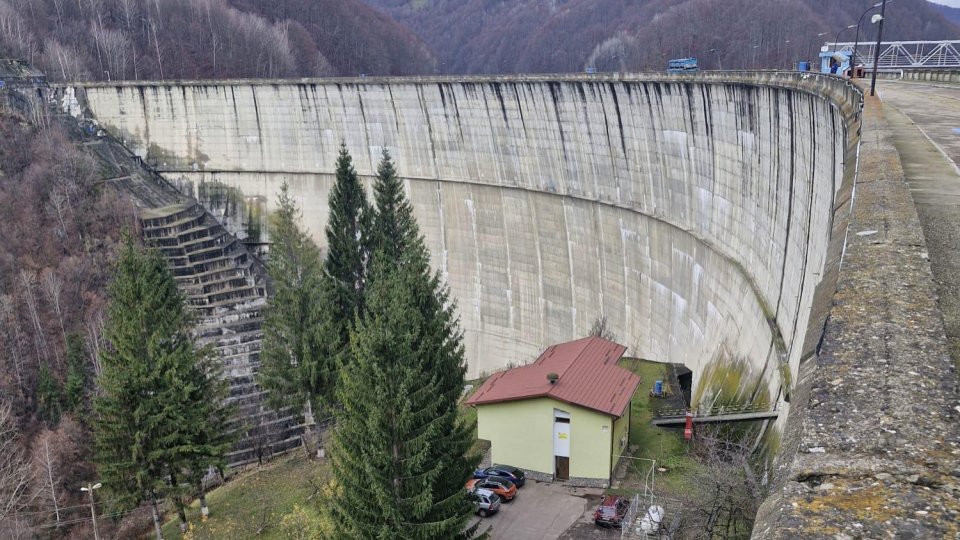 Ministrul mediului, Diana Buzoianu, a dat luni explicaţii în Parlament privind criza apei din Prahova