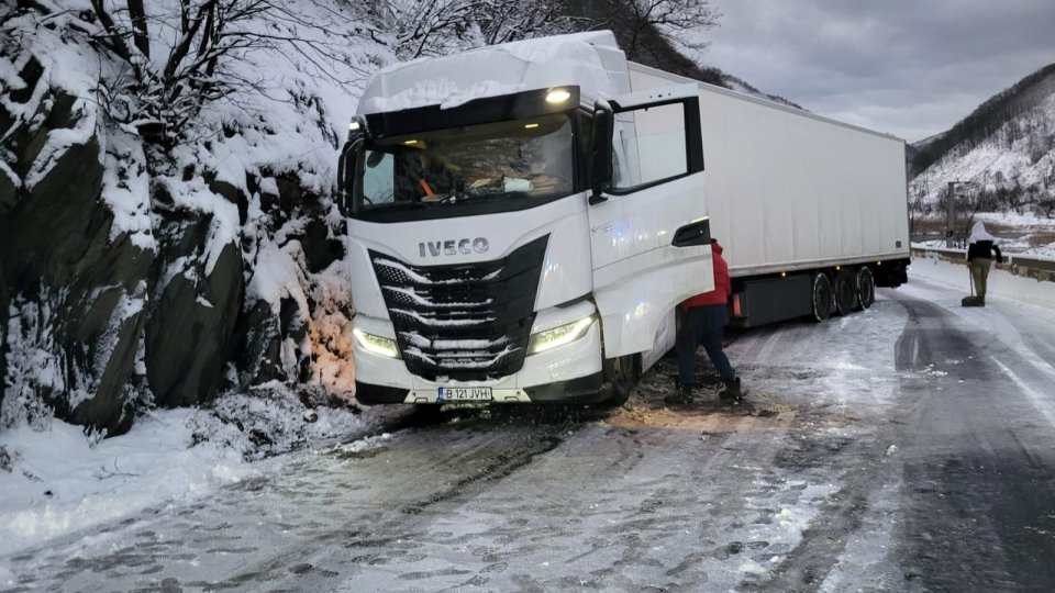 Ninsori abundente blochează A1 Sibiu-Deva și DN7 Valea Oltului