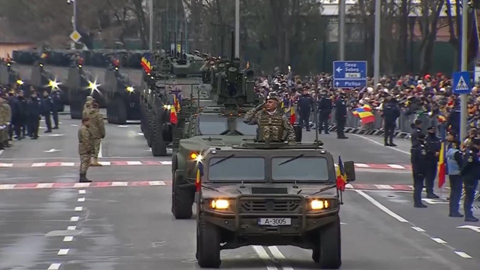 Peste 20.000 de persoane au urmărit defilarea militară de la Alba Iulia