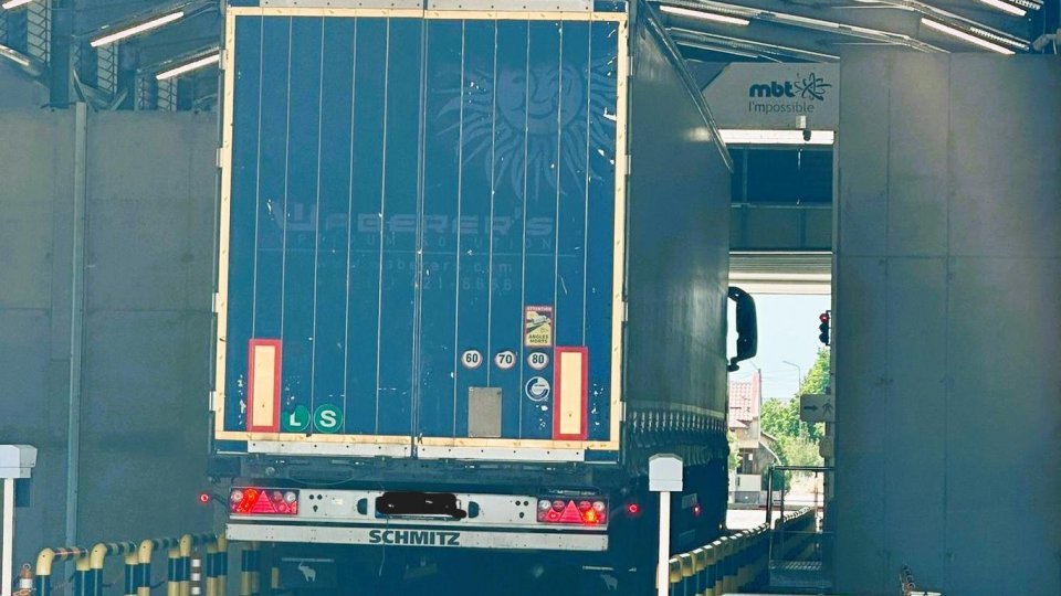 La Punctul de Trecere Albiţa-Leuşeni a frontierei dintre România şi Republica Moldova a fost descoperit un camion cu armament
