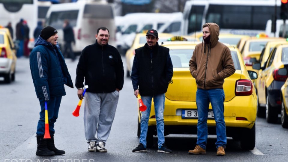 Trei minori din Mureş sunt cercetaţi de poliţişti, după ce au agresat un şofer de taxi