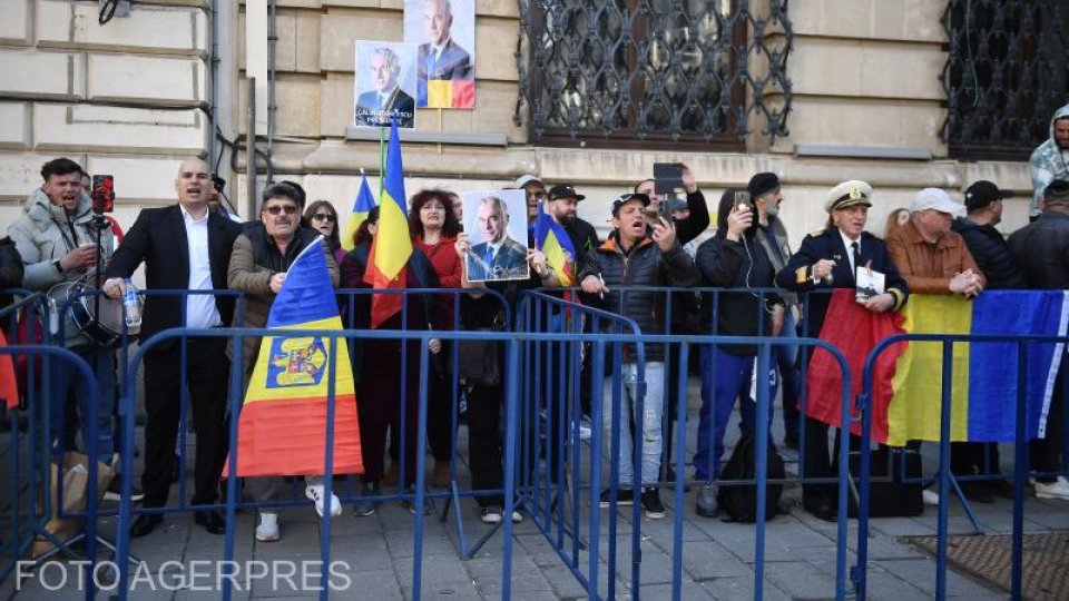 Câţiva dintre susţinătorii lui Călin Georgescu s-au întors lângă sediul BEC