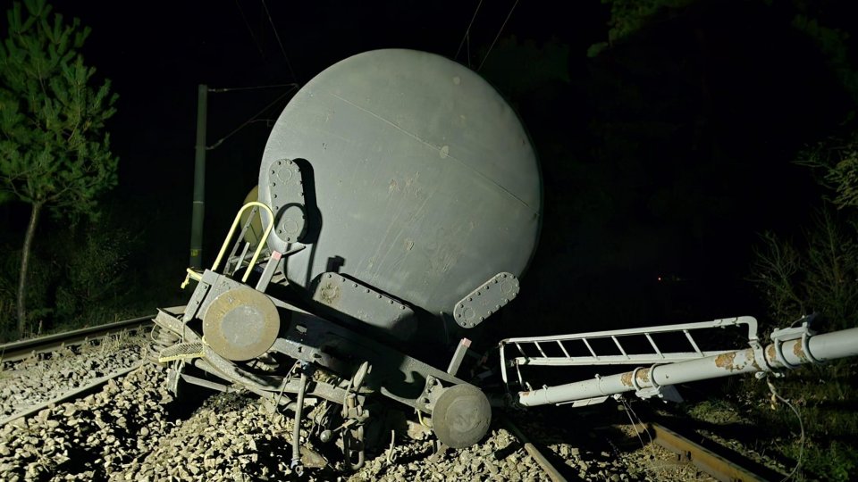 Un tren care transporta benzină a deraiat