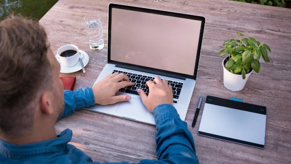 Românii vor un stat digital, care elimină birocraţia, arată un studiu