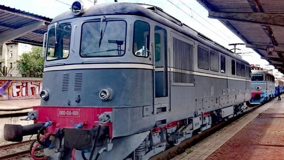 Trenul care circulă în relaţia Bucureşti Nord - Suceava a surprins şi lovit un autoturism
