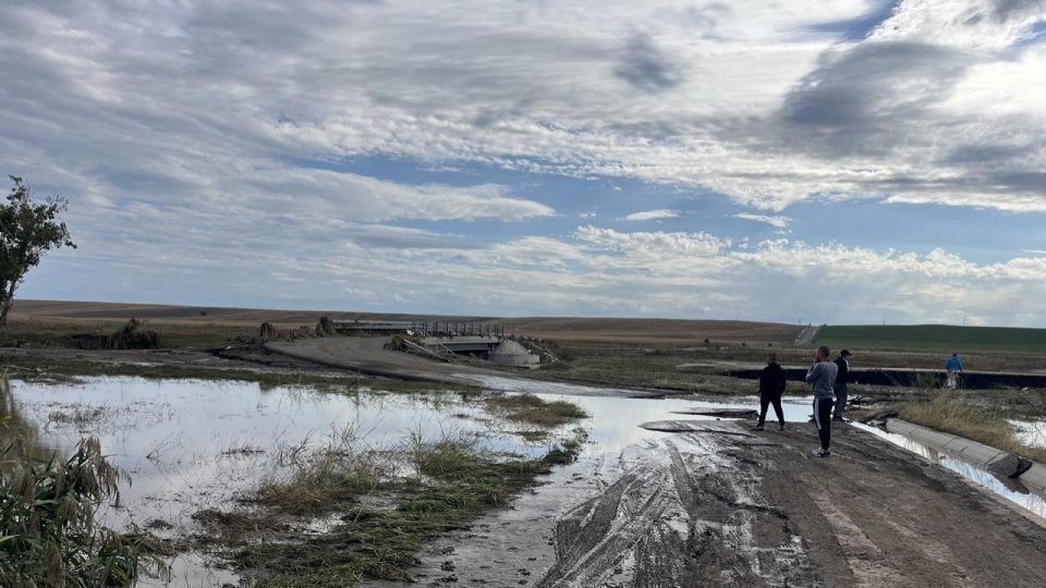 Două poduri improvizate din județul Călărași au fost luate de ape