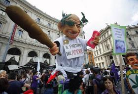 Demonstratie cu papusi la Roma impotriva guvernului Berlusconi.