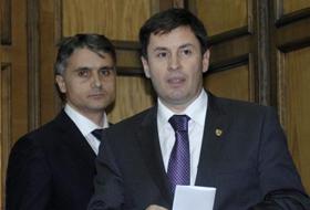  Ministrul administratiei si internelor, Traian Igaş (dreapta), şi noul secretar de stat, Ioan Dascalu (st&acirc;nga).