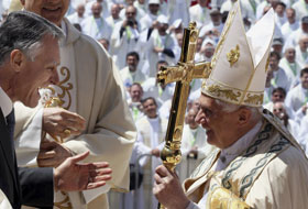 Papa Benedict al XVI-lea &icirc;nt&acirc;mpinat de preşedintele Portugaliei,  Anibal Cavaco Silva.