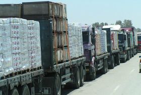 Coloană de camioane cu fructe şi legume la  intrarea &icirc;n punctul de trecere Sufa &icirc;n Gaza.