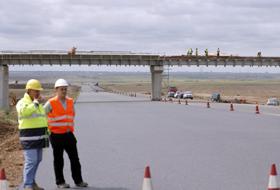 Şantierul unde se desfăşoară lucrările de construcţie la autostrada Arad - Timişoara.