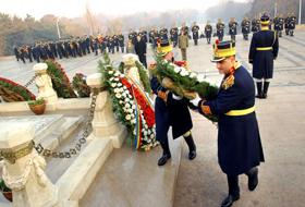 Ceremonial militar de depuneri de coroane şi jerbe de flori la Morm&acirc;ntul  Ostaşului Necunoscut din Parcul Carol I.