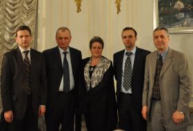 De la st&acirc;nga la dreapta, Viorel G&icirc;rbu, consilier al preşedintelui Academiei de Ştinţe a Republicii  Moldova, Arcadie Barbăroşie, director executiv,  Institutul de Politici Publice din Chişinău, Natalia Mozer, fondatoarea mişcării civice &quot;Mame pentru Drepturile Omului&quot;, Ion Manole, director executiv, Asociaţia Promo-Lex, Vlad Sp&acirc;nu, preşedintele Fundaţiei Moldova din Washington.