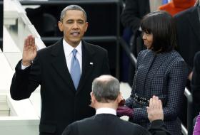 Barack Obama depune jurăm&acirc;ntul. Foto Reuters.