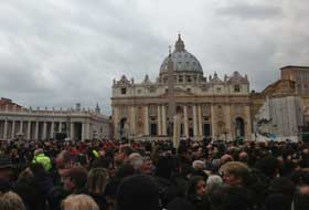 Credincioşi particip&acirc;nd la prima rugăciune Angelus a noului Suveran Pontif.