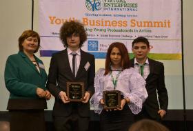 Elevi rom&acirc;ni premiaţi la International Youth Business Summit.