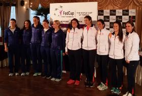 Echipele de tenis ale Rom&acirc;niei (st&acirc;nga) şi Spaniei, participante la Fed Cup.